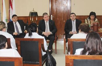 el-ministro-barrios-escucha-a-sus-colegas-jefes-de-servicios-del-hospital-nacional-que-manifestaron-varias-inquietudes--202142000000-1346765.jpg