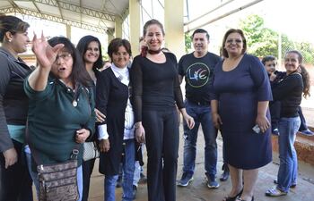 algunos-padres-junto-a-la-directora-teresa-ozuna-de-vestido-azul-tras-la-conferencia-de-prensa-madres-piden-publicar-lo-lindo-tambien--205523000000-1455381.jpg