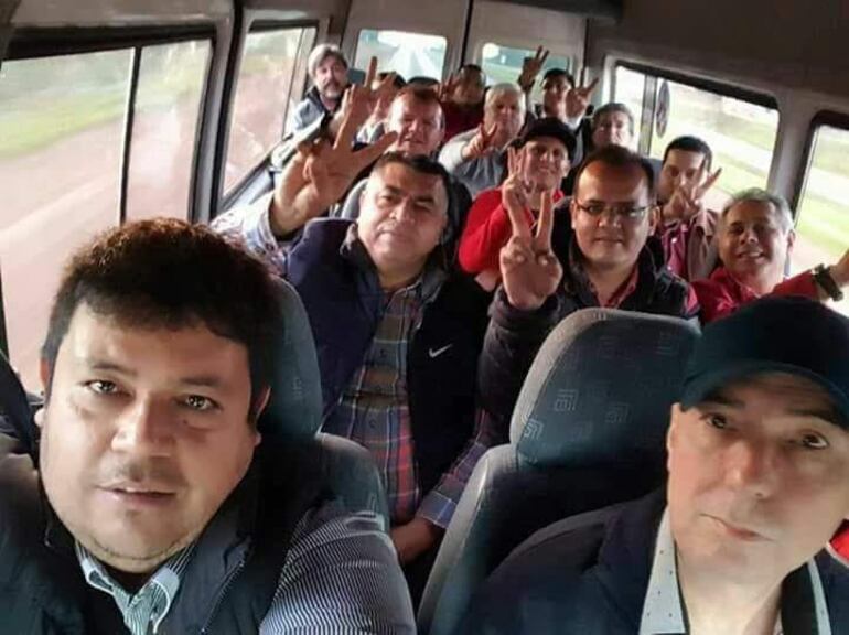 Los hurreros al hacer el tramo Ciudad del Este - Asunci&oacute;n.&nbsp;