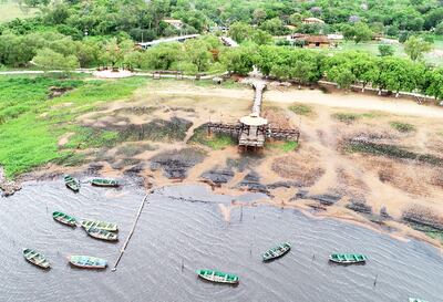 El muelle con mirador que normalmente está sumergido en el lago actualmente está al descubierto.