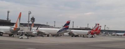 Aviones de Tam, Latam y Gol en el aeropuerto de Guarulhos, en São Paulo (Brasil). Estas compañías son algunas de las que posibilitan las conexiones aéreas de Asunción con el resto de la región y el mundo.
