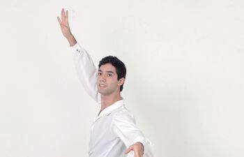 nicolas-joaquin-es-un-joven-de-17-anos-que-abrazo-la-danza-clasica-para-sobresalir-con-verdadera-pasion-se-abre-camino-tomando-clases-en-las-mejores-235320000000-1339331.jpg