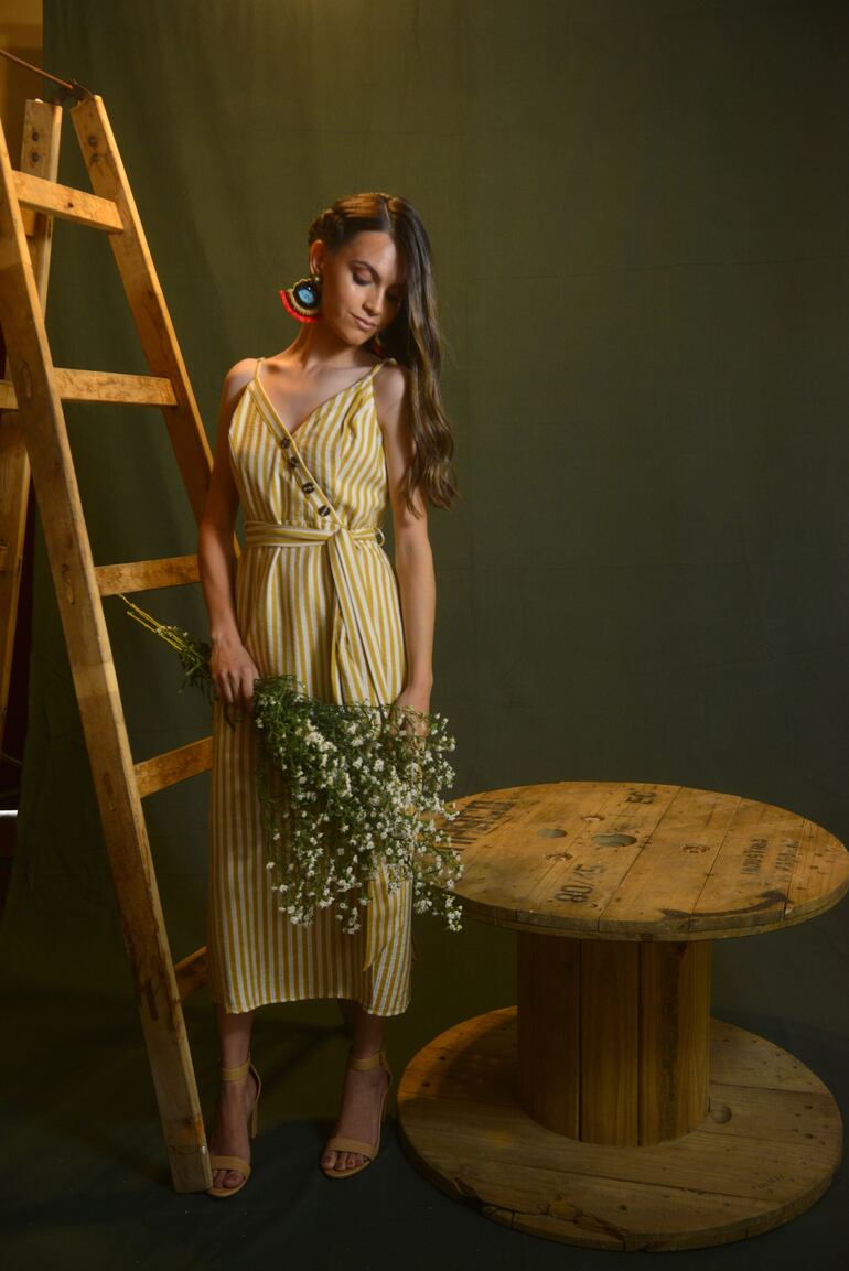 Vestido a rayas con botones y aros (RO, COMO TE QUERES VER, Denis Roa 1515 esq/ Enciso Velloso).