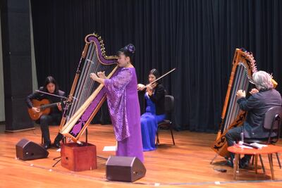 Ismael Ledesma y su arpa con sus compañeros músicos, la violinista Andrea González, el guitarrista Orlando Rojas y la arpista japonesa Lucía Shiomitzu.