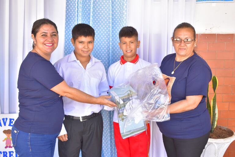 Los directivos de la escuela Cervantes de Villarrica, durante la entrega de los kits escolares.