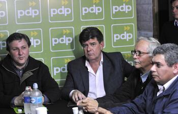 rafael-filizzola-pdp-y-efrain-alegre-plra-en-la-ultima-reunion-de-la-mesa-de-presidentes-de-partidos-politicos-opositores-en-la-sede-del-pd-205655000000-1496681.jpg