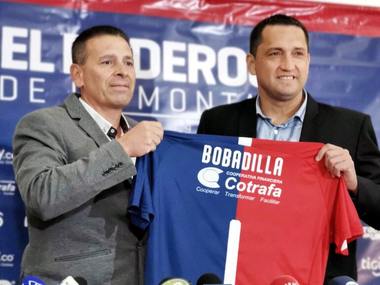El compatriota Aldo Bobadilla (d) fue presentado como nuevo director técnico del Deportivo Independiente Medellín (DIM).
