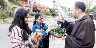 El hermano Valentín Pesente implora la bendición para las mascotas. Fue ayer frente a la capilla de San Leopoldo, en Asunción.