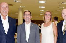 atilio-gagliardone-embajador-de-gran-bretana-jeremy-hobbs-rosa-y-walter-ismachowiez--220657000000-1562205.jpg