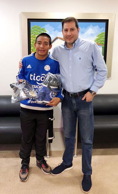 Juancito Cáceres, con Miguel Figueredo, durante el encuentro de ayer.