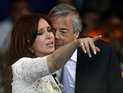 En esta foto de 2007 el expresidente argentino Néstor Kirchner se acercaba a su esposa, Cristina Fernández.