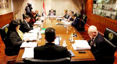 La Corte Suprema de Justicia presidida por Eugenio Jiménez Rolón (centro) durante la sesión del pleno realizada ayer, en la cual se debatieron numerosas cuestiones.