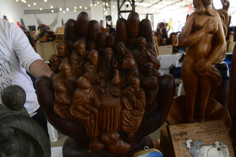 Tallado artesanal en madera.