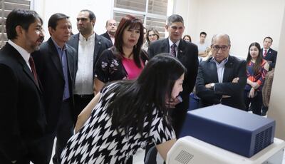 La doctora Florencia del Puerto explica el funcionamiento del importante equipo adquirido por la UNA para estudios del ADN.