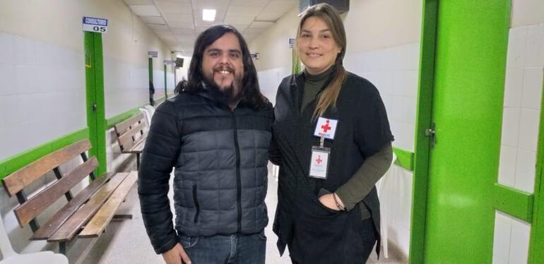 Enrique Galván junto a Vivian Landers, una paraguaya que vive en California y es voluntaria de ImaHelps.