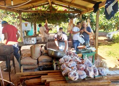 El productor Juan Modesto Colmán faenó un animal vacuno para distribuir la carne entre sus vecinos.