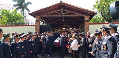 Los camaradas del comisario realizaron un cordón humano para despedirlo.