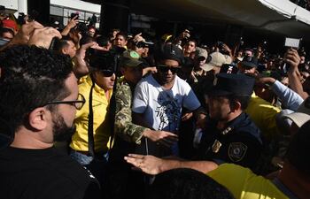 Policías y militares escoltaron ayer al exjugador durante su arribo al país.