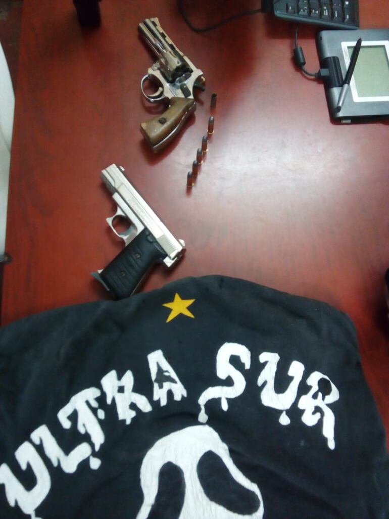 Cuatro detenidos y dos armas de fuego incautadas por la Policía tras el enfrentamiento de esta noche entre barras bravas.