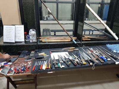 Armas blancas, teléfonos celulares y otros elementos prohibidos incautados por las autoridades en el operativo.