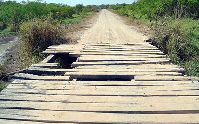 Uno de los precarios puentes de madera en el camino que conduce a  Bahía Negra.