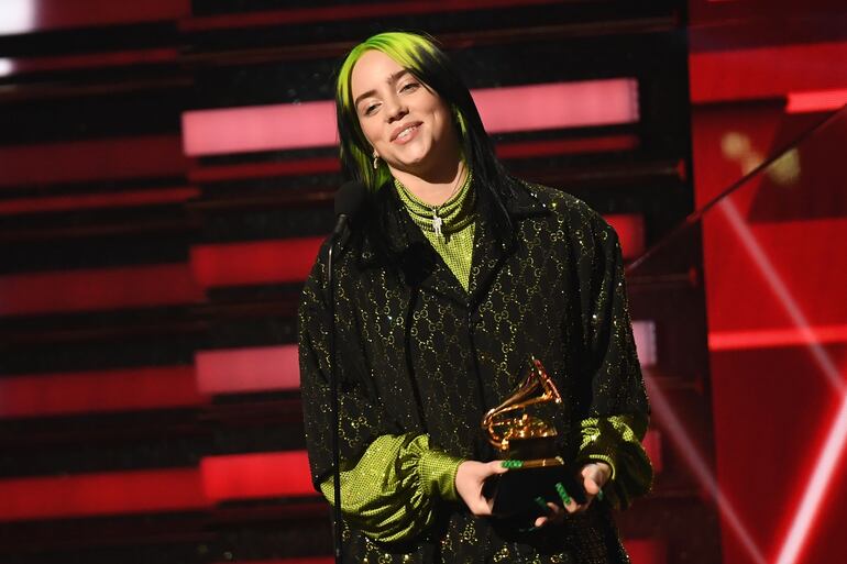 Billie Eilish acepta uno de los premios que ganó en la ceremonia de los Grammy, el domingo.
