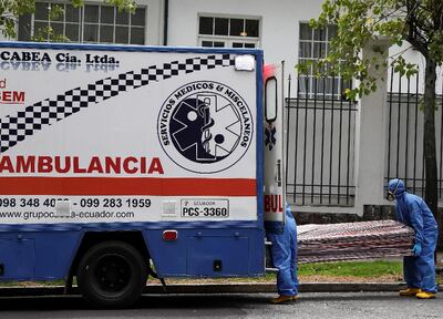 Servicio médico carga un féretro en Quito, Ecuador.
