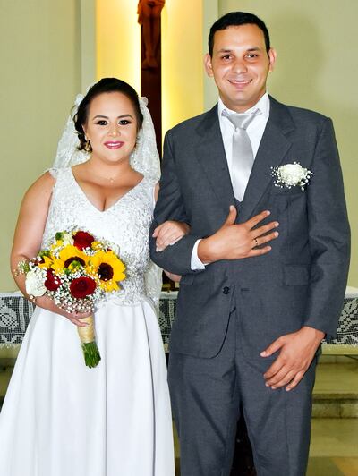 Para el recuerdo. Los recién casados posando para su álbum nupcial.
