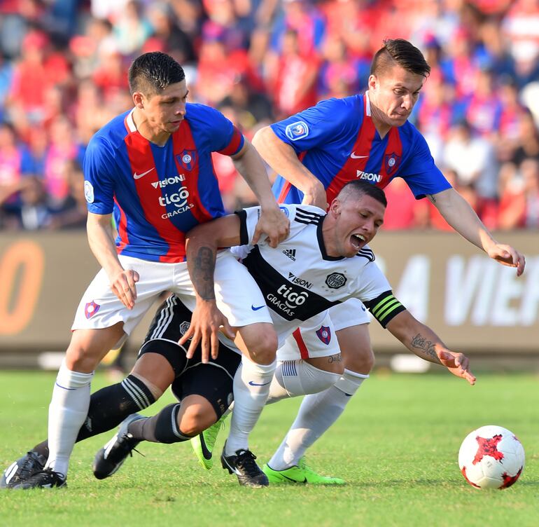 Rodrigo Rojas jugando en Cerro Porteño