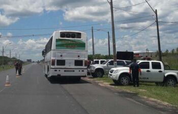 control-rutero-de-la-policia-nacional-destinado-a-retener-los-buses-con-rumbo-a-la-manifestacion-ante-rekutu--223828000000-1533840.jpg