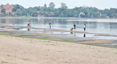 Gran cantidad de sedimentos se observa en la ribera del lago Ypacaraí en la zona de San Bernardino.