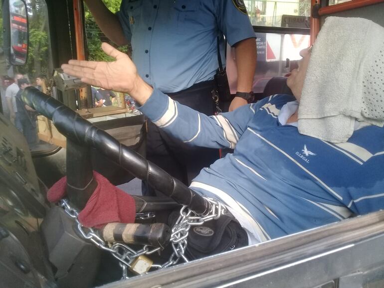 El chofer se encadenó al volante y Policías intentan negociar con él.