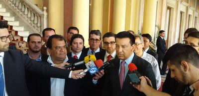 El diputado Ramón Romero Roa (ANR), acompañado de varios Intendentes de Alto Paraná.