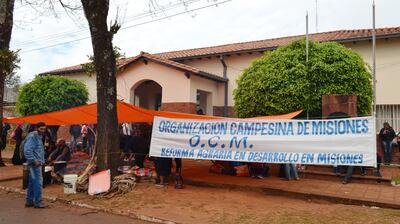 La puerta principal de las oficinas de la Gobernación fue bloqueada por los miembros de la Organización Campesina de Misiones (OCM).