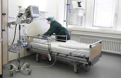 Una enfermera revisa una habitación de aislamiento en un hospital universitario de Alemania, preparado para recibir a pacientes con coronavirus.