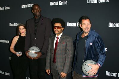 Julia Fox, Kevin Garnett, The Weeknd y Adam Sandler, durante la premiere de gala de la película "Uncut Gems".