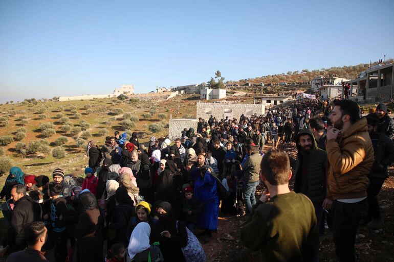 Una multitud protesta en Harem, en la provincia siria de Idlib, exigiendo que se les deje cruzar la frontera con Turquía.
