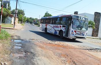 ayer-vimos-a-choferes-de-omnibus-y-otros-conductores-desviar-baches-sobre-la-calle-reconstruccion-nacional-en-dias-habiles-esto-genera-atascos--211225000000-1700926.jpg