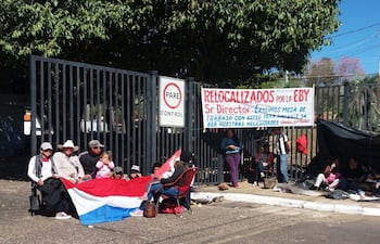manifestantes-frente-a-la-sede-administrativa-de-la-eby-criticaron-la-designacion-de-j-j-vazquez--211826000000-1508424.jpg