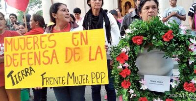 Las mujeres campesinas y pequeñas productoras llegaron ayer hasta el centro de Asunción para conmemorar el Día de la Mujer Paraguaya y hacer sus reclamos ante la ciudadanía en general.