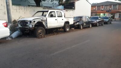 Ignoradas por sus dueños, estas dos chatarras permanecen en la concurrida calle.