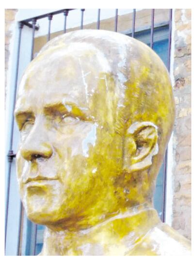 El busto del expresidente Eligio Ayala presenta daños en el rostro y la oreja derecha cortada.