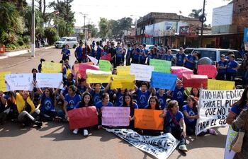 los-alumnos-del-colegio-tacuru-pucu-de-hernandarias-protestaron-por-la-falta-de-profesores-en-tres-materias--223252000000-1368860.jpg