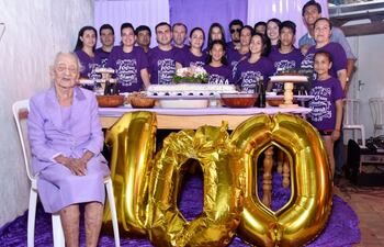 dona-blavia-bogado-viuda-de-quintana-con-parte-de-sus-nietos-y-bisnietos-el-dia-que-celebro-sus-100-anos-de-vida--214758000000-1789951.jpg