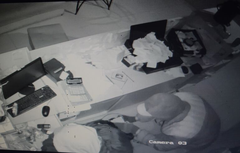 El robo quedó registrado  en cámaras  de seguridad del local.
