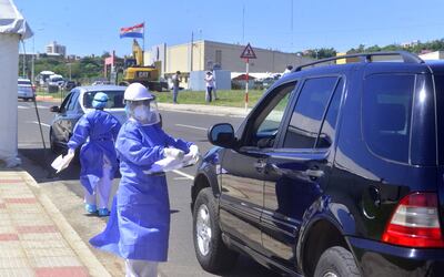 Profesionales del Ministerio de Salud, con los equipos de bioseguridad, comenzaron a extraer muestras en la Costanera.