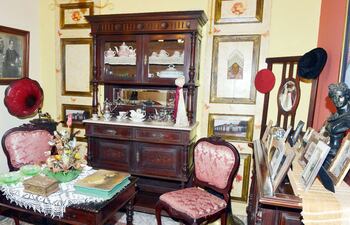 una-sala-de-epoca-muebles-juegos-de-lozas-para-te-una-vitrola-y-fotografias-en-las-paredes-ambientan-aspectos-de-la-vida-cotidiana-de-los-pedrojua-211722000000-534988.jpg