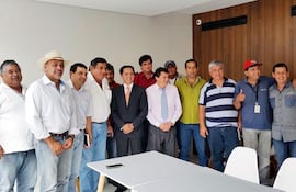 el-representante-de-la-empresa-china-hcme-ing-pavel-aracena-vargas-en-el-centro-de-traje-en-una-de-las-reuniones-con-los-funcionarios-de-acepar-201031000000-1688829.jpg