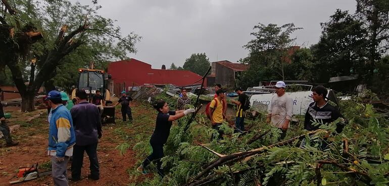 Una cuadrilla está trabajando para poder retirar todos los vestigios que dejó el temporal.