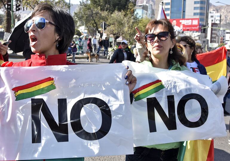 Diversas organizaciones civiles se manifestan en Bolivia contra la repostulación de Evo Morales.